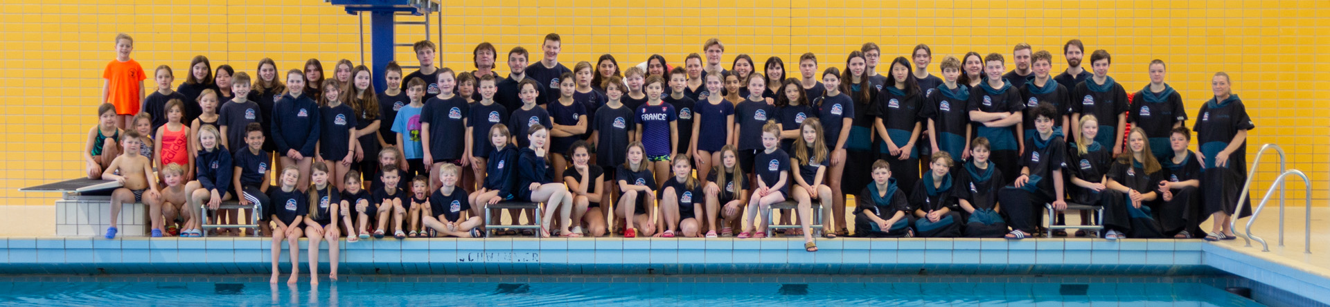 Wasserballer im Freibad beim Training in Berlin