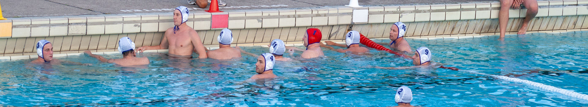 Wasserballer im Freibad beim Training in Berlin