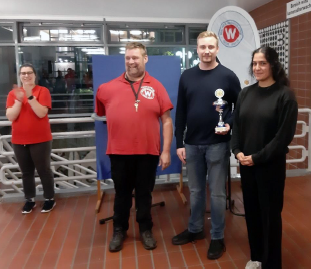 Pokalübergabe 1. Platz in der Gruppe Freizeit